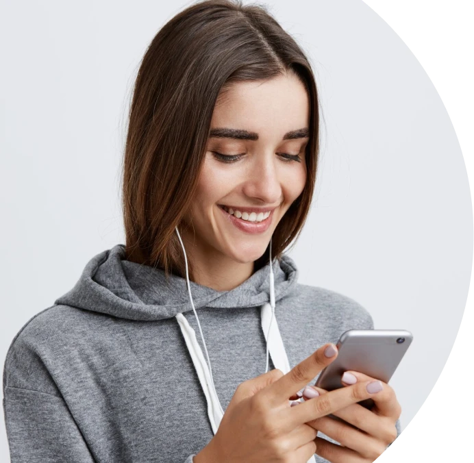 Menina olhando celular