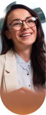 Mulher de óculos sorrindo